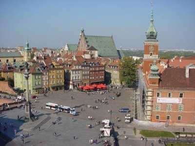 Stare Miasto w Warszawie - szczyt i dach archikatedry w tle