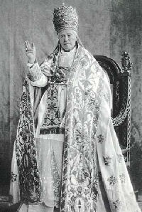 Święty Pius X w ówczesnym uroczystym stroju papieskim